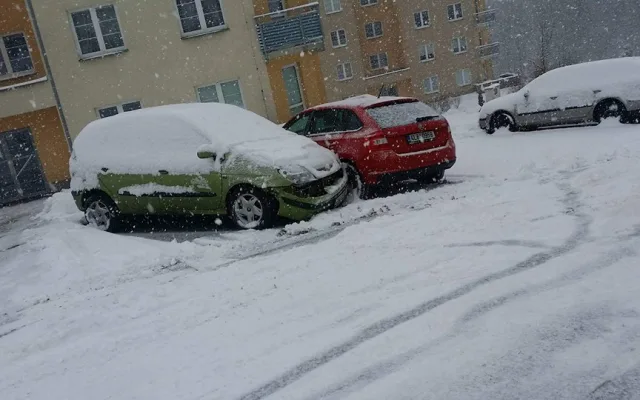Silnice v Zeleném Údolí se proměnila v kluziště, havarovala tam záchranka i hasiči