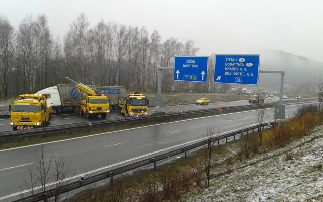 Za Bílým Kostelem zapadl kamion. Kvůli jeho vyprošťování se na frekventované silnici zastavila doprava