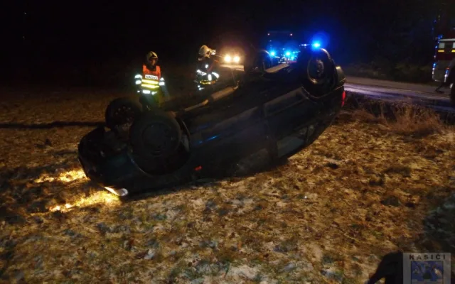 Řidička otočila Felicii na střechu, zranila tři spolucectující