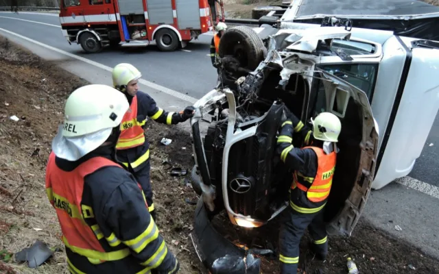Převrácený nákladní automobil zablokoval silnici u obce Těpeře