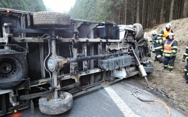 Převrácený nákladní automobil zablokoval silnici u obce Těpeře