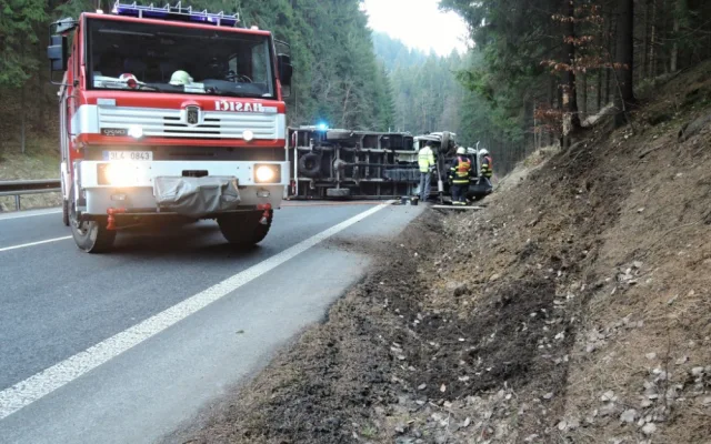 Převrácený nákladní automobil zablokoval silnici u obce Těpeře