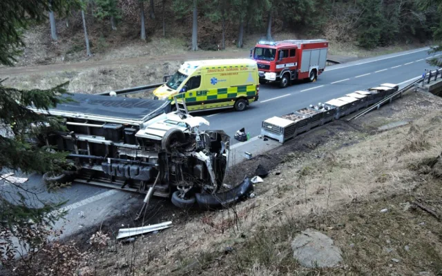 Převrácený nákladní automobil zablokoval silnici u obce Těpeře