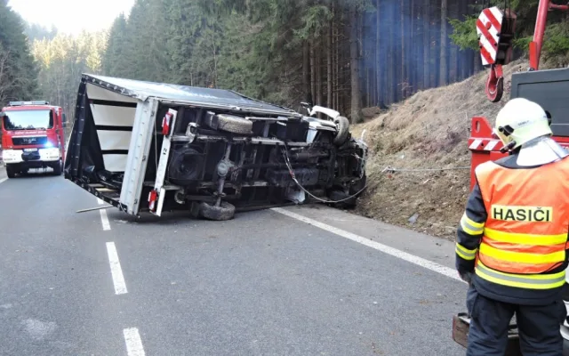 Převrácený nákladní automobil zablokoval silnici u obce Těpeře