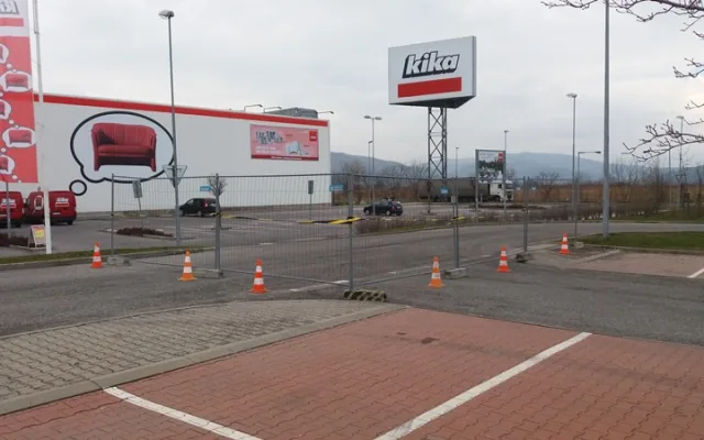 Bauhaus omezil vjezd do obchodního domu Kika