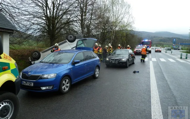 Řidič otočil u Jítravy svou dodávku na střechu, nic vážného se mu nestalo