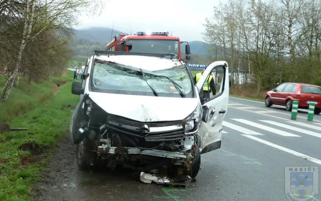 Řidič otočil u Jítravy svou dodávku na střechu, nic vážného se mu nestalo