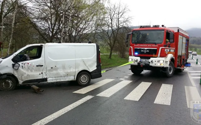 Řidič otočil u Jítravy svou dodávku na střechu, nic vážného se mu nestalo