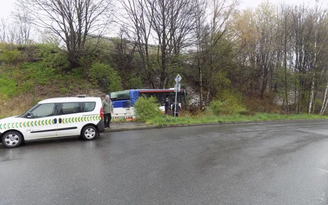 Autobus projel křižovatkou na Františkově a zastavil se až v příkopu