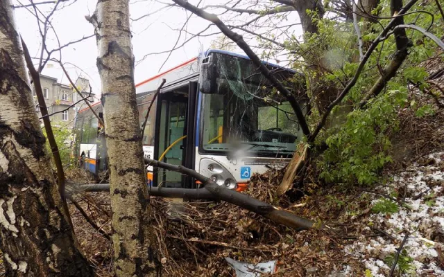 Autobus projel křižovatkou na Františkově a zastavil se až v příkopu