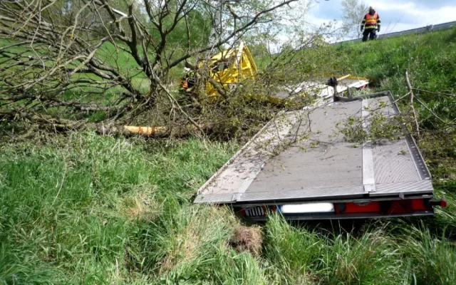 Odtahovka skončila mimo silnici, řidič autem pokácel suchý strom