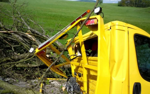 Odtahovka skončila mimo silnici, řidič autem pokácel suchý strom