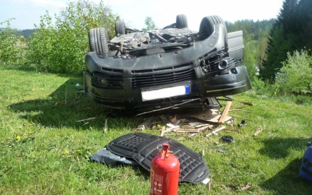 Řidička prorazila přístřešek a zřítila se z několikametrové výšky. Do nemocnice ji transporotval vrtulník