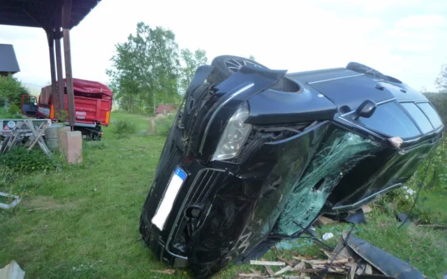 Řidička prorazila přístřešek a zřítila se z několikametrové výšky. Do nemocnice ji transporotval vrtulník