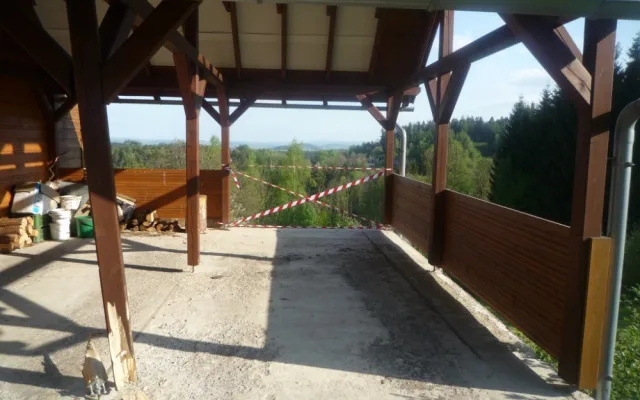 Řidička prorazila přístřešek a zřítila se z několikametrové výšky. Do nemocnice ji transporotval vrtulník