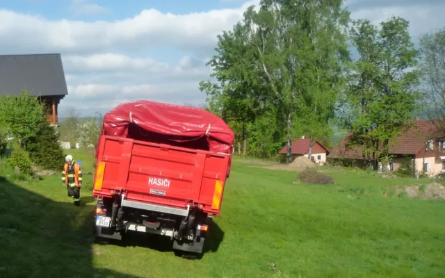 Řidička prorazila přístřešek a zřítila se z několikametrové výšky. Do nemocnice ji transporotval vrtulník