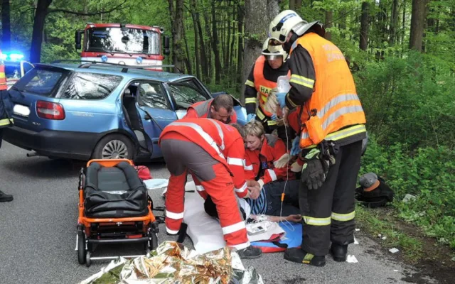 Silnici mezi Oldřichovem a Raspenavou zablokovala nehoda osobního auta