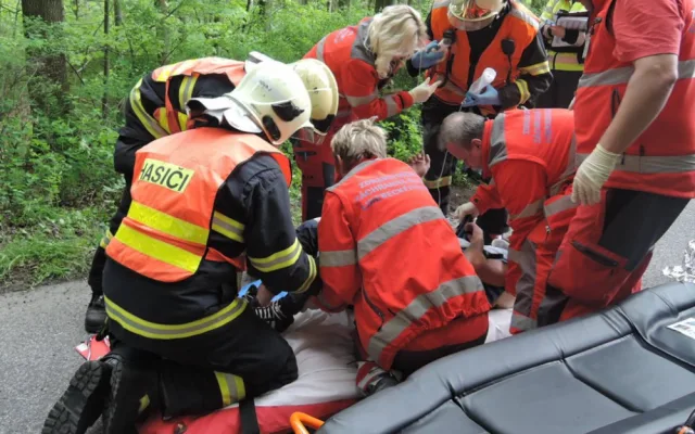 Silnici mezi Oldřichovem a Raspenavou zablokovala nehoda osobního auta