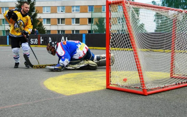 Rozhodujícím proměněným nájezdem si Jozef Glombík připisuje hattrick a získává tak pro Vosy Liberec dva důležité body
