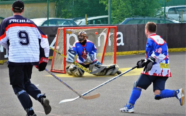 Luboš Vrabec z týmu Rebels minutu a osm vteřin před koncem zápasu dává gól a vyhrává tak důležitý zápas proti týmu Koliba