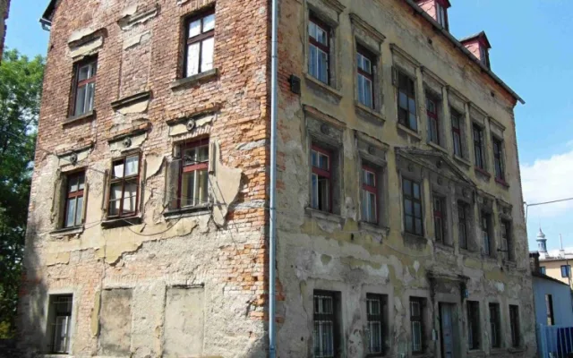 Dům čp. 14, Pohled na nároží původně patrového domu, který byl v 70. letech 19. století navýšen a rozšířen.