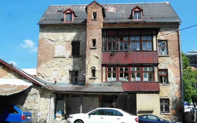 Dvorní fasáda s dřevěnou kapotovanou pavlačí a rizalitem s toaletami, úpravy z konce 19. století. Pavlačové domy jsou na území Liberce poměrně vzácným jevem.