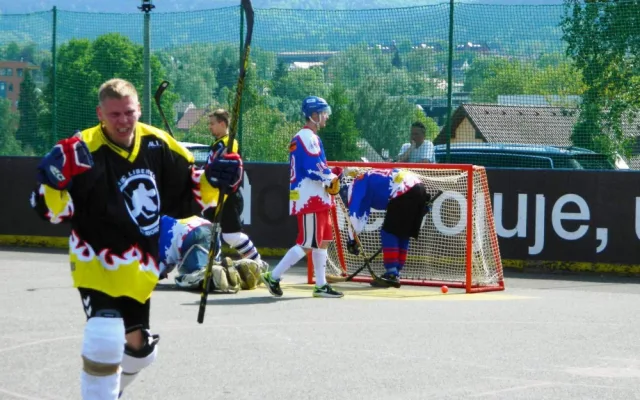 Za tým Warriors Liberec dává svoji druhou branku v zápase Patrik Maďar, ale vítězství v poměru 8:4 brala HBC ST Koliba Ústí nad Labem "B"
