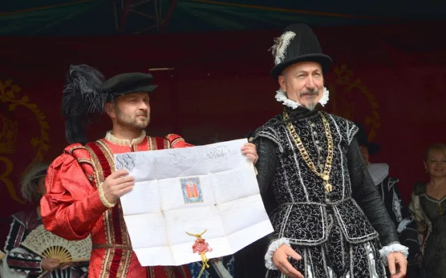 Náměstí před radnicí patřilo tradičnímu jarmarku, nechyběla Kateřina z Redernu ani zemský správce