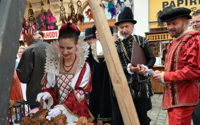 Náměstí před radnicí patřilo tradičnímu jarmarku, nechyběla Kateřina z Redernu ani zemský správce