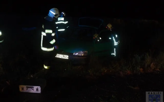 Zfetovaný Polák ujížděl hrádeckým policistům. Honičku zastavil až náraz do policejního auta