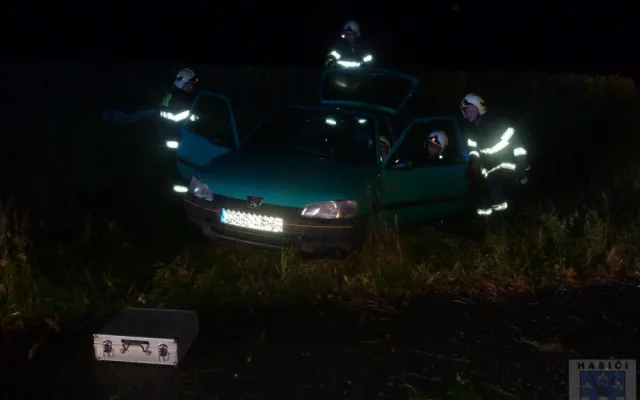 Zfetovaný Polák ujížděl hrádeckým policistům. Honičku zastavil až náraz do policejního auta