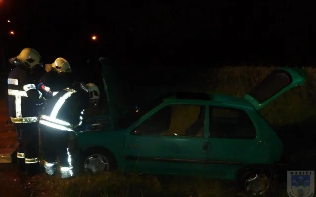Zfetovaný Polák ujížděl hrádeckým policistům. Honičku zastavil až náraz do policejního auta