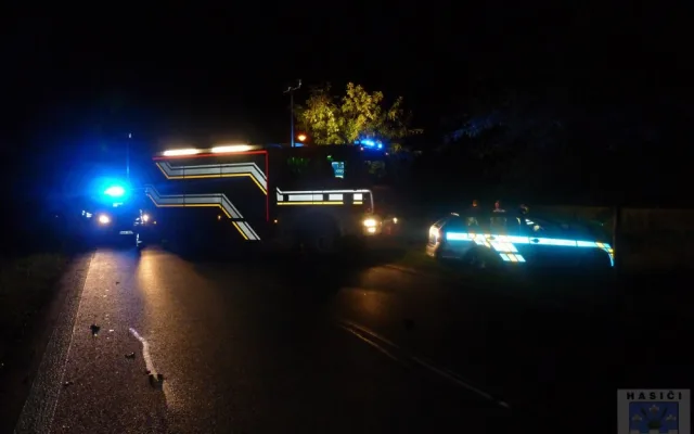 Zfetovaný Polák ujížděl hrádeckým policistům. Honičku zastavil až náraz do policejního auta