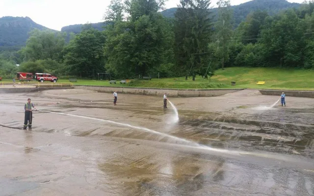 Koupaliště v Hejnicích museli po bouřce vypustit a vyčistit