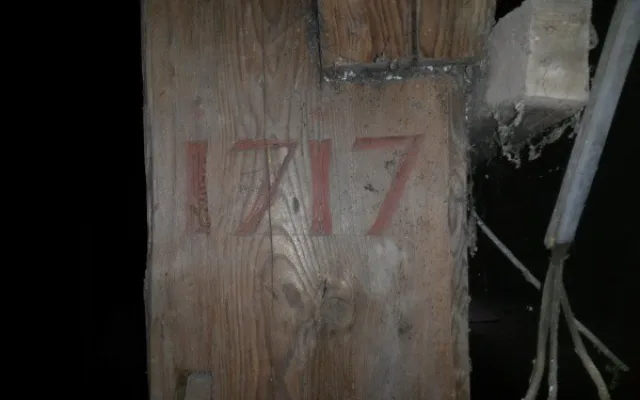 Letopočet vytesaný na trámu při rozšíření kostela východním směrem v roce1717