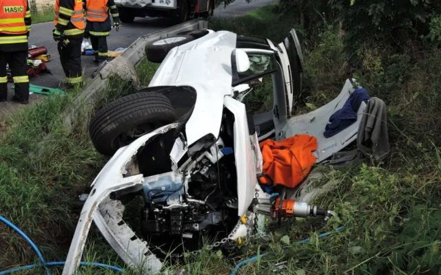 Hasiči museli po střetu s cisternou vystříhat posádku osobáku