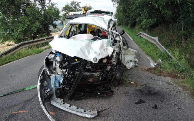 Hasiči museli po střetu s cisternou vystříhat posádku osobáku