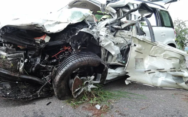 Hasiči museli po střetu s cisternou vystříhat posádku osobáku
