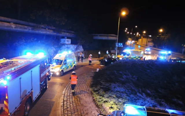 Řidič zranil sebe i tři spolucestující, naboural do středu kruhového objezdu