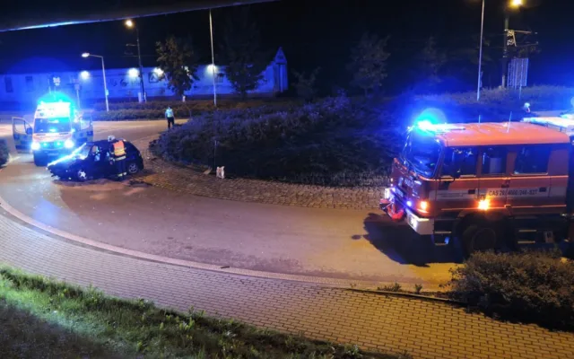 Řidič zranil sebe i tři spolucestující, naboural do středu kruhového objezdu
