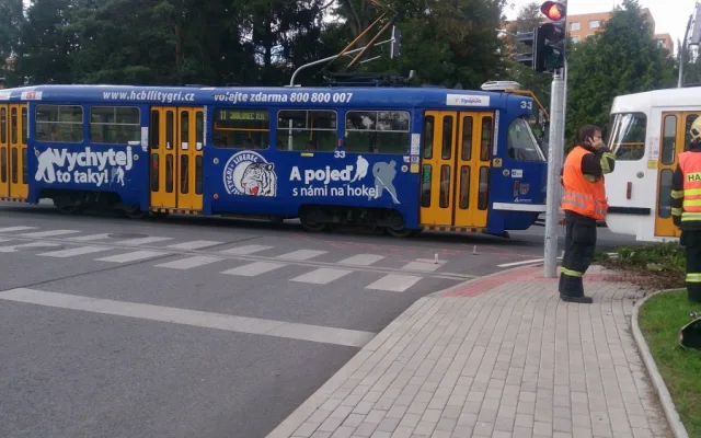 Další střet tramvaje s osobákem ve Vratislavicích. Řidič odbočoval těsně před soupravou