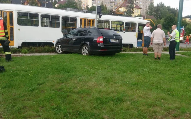 Další střet tramvaje s osobákem ve Vratislavicích. Řidič odbočoval těsně před soupravou