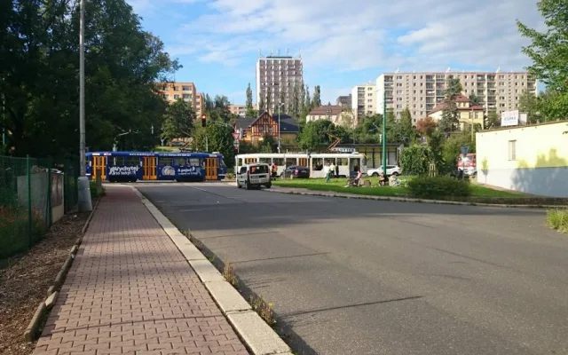 Další střet tramvaje s osobákem ve Vratislavicích. Řidič odbočoval těsně před soupravou