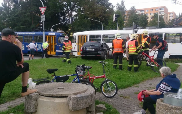 Další střet tramvaje s osobákem ve Vratislavicích. Řidič odbočoval těsně před soupravou