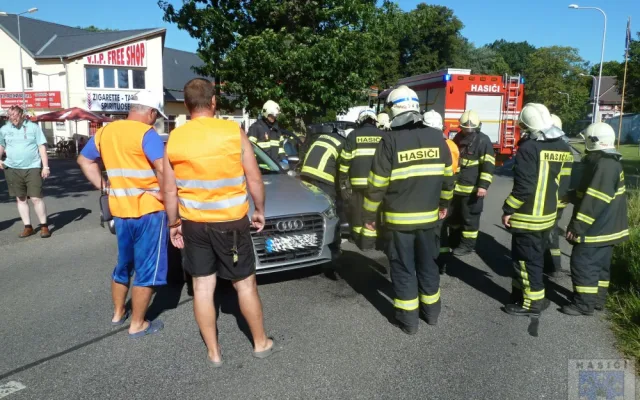 Silnici na Žitavu zablokovala nehoda dvou aut, jeden zraněný