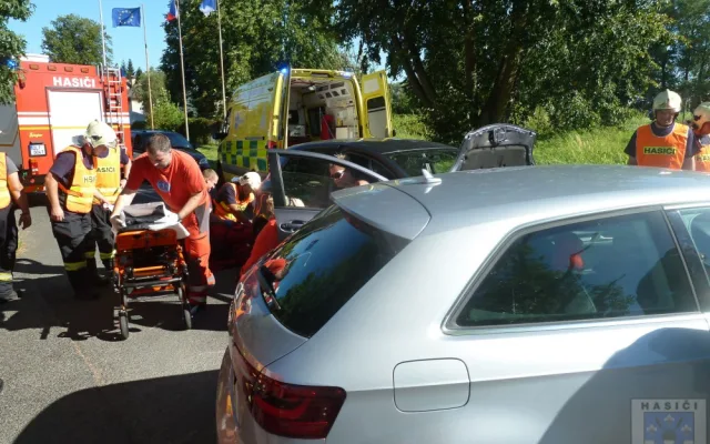 Silnici na Žitavu zablokovala nehoda dvou aut, jeden zraněný