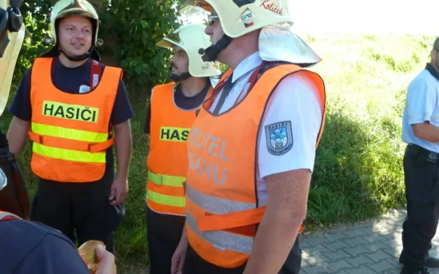 Silnici na Žitavu zablokovala nehoda dvou aut, jeden zraněný