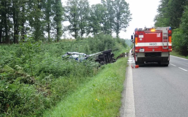 Silnici na Frýdlantsku už neblokuje převrácený kamion