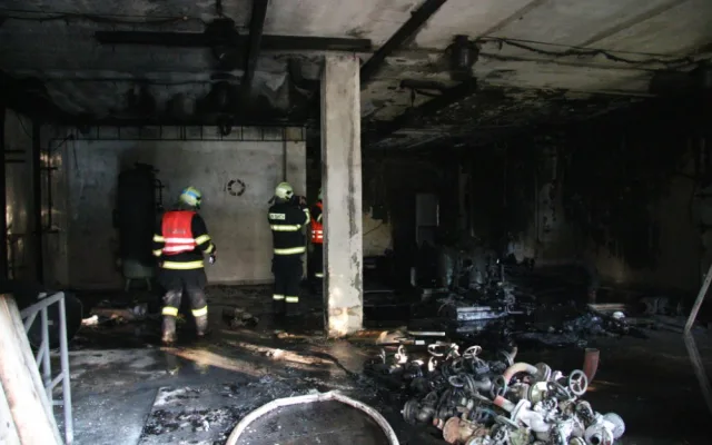 Černý dým zahalil Semily. V areálu bývalé Kolory hořela přečerpávací stanice