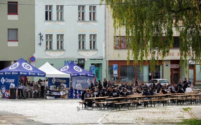 Do Liberce přijely stovky řeckých fanoušků. Policie zatím nemusela řešit žádné problémy